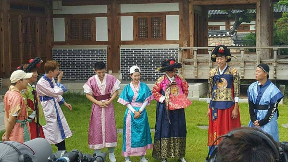 Running Man Ep 314: RM Members Seen In Royal Outfits