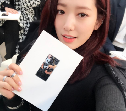 Chanel SS17: Park Shin Hye Shows Off Her Pass For Paris Fashion Week
